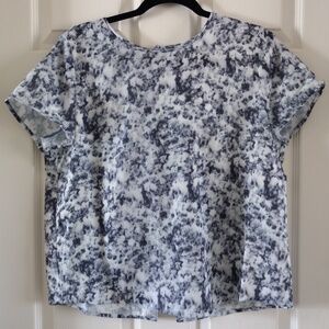 Wells Grace Women’s Blue Spotted knots top Size M